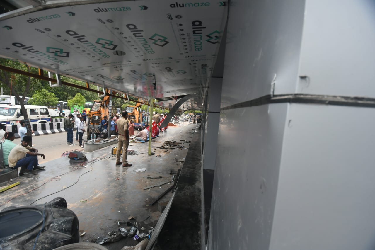 Bus Bay Collapses : విశాఖపట్నంలో కుప్పకూలిన ఆర్టీసీ కాంప్లెక్స్ దగ్గర బేస్‍బే.. ప్రయాణికులకు తప్పిన ముప్పు