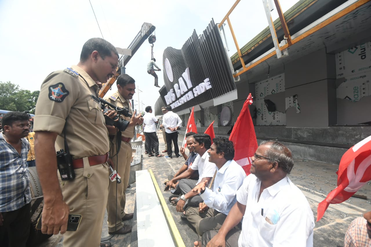 Bus Bay Collapses : విశాఖపట్నంలో కుప్పకూలిన ఆర్టీసీ కాంప్లెక్స్ దగ్గర బేస్‍బే.. ప్రయాణికులకు తప్పిన ముప్పు