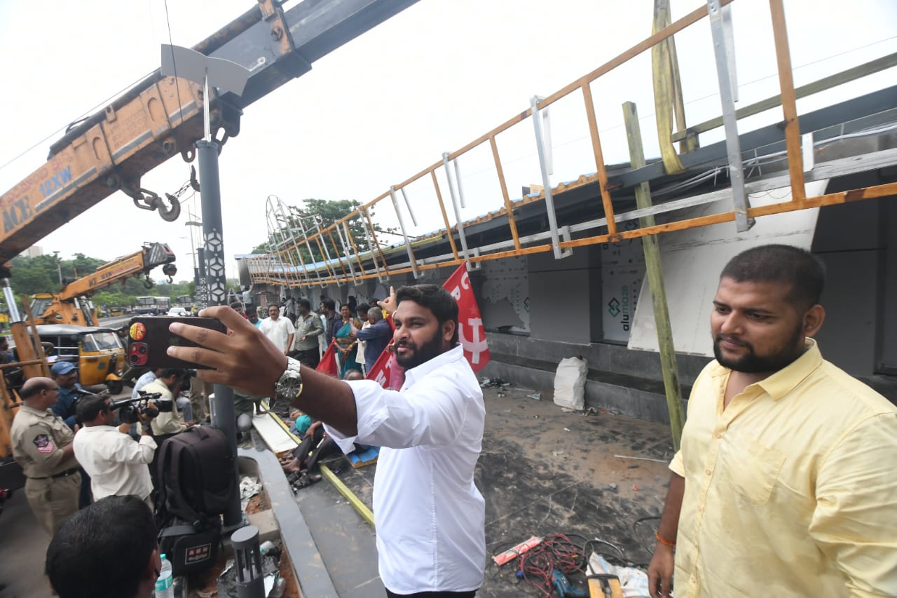 Bus Bay Collapses : విశాఖపట్నంలో కుప్పకూలిన ఆర్టీసీ కాంప్లెక్స్ దగ్గర బేస్‍బే.. ప్రయాణికులకు తప్పిన ముప్పు