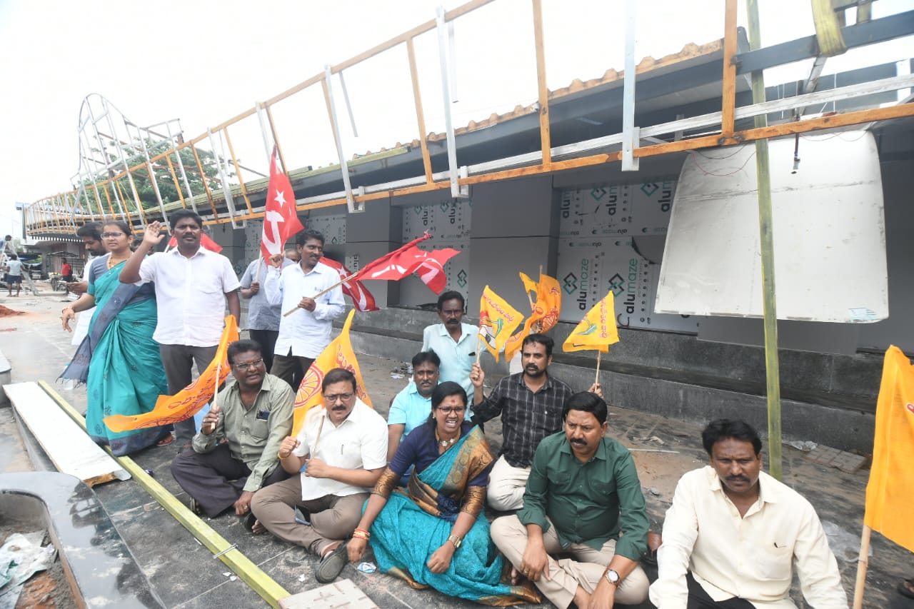 Bus Bay Collapses : విశాఖపట్నంలో కుప్పకూలిన ఆర్టీసీ కాంప్లెక్స్ దగ్గర బేస్‍బే.. ప్రయాణికులకు తప్పిన ముప్పు