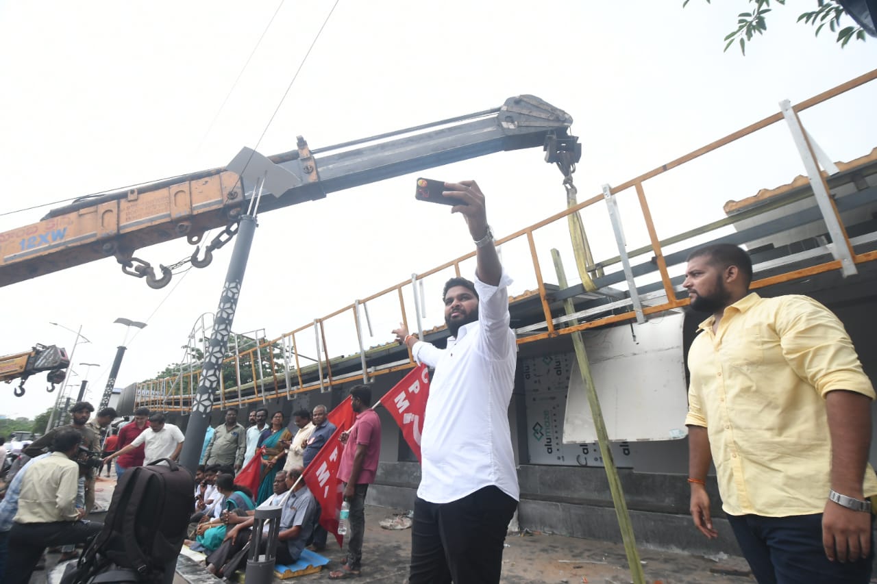 Bus Bay Collapses : విశాఖపట్నంలో కుప్పకూలిన ఆర్టీసీ కాంప్లెక్స్ దగ్గర బేస్‍బే.. ప్రయాణికులకు తప్పిన ముప్పు