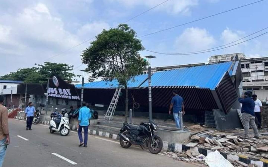 Bus Bay Collapses : విశాఖపట్నంలో కుప్పకూలిన ఆర్టీసీ కాంప్లెక్స్ దగ్గర బేస్‍బే.. ప్రయాణికులకు తప్పిన ముప్పు