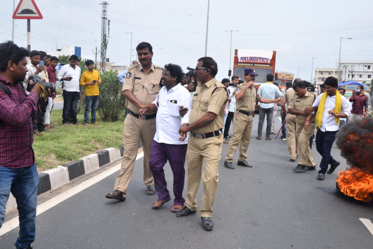 టీడీపీ అధినేత చంద్రబాబును జైలుకు పంపడాన్ని నిరసిస్తూ ఏపీలో బంద్