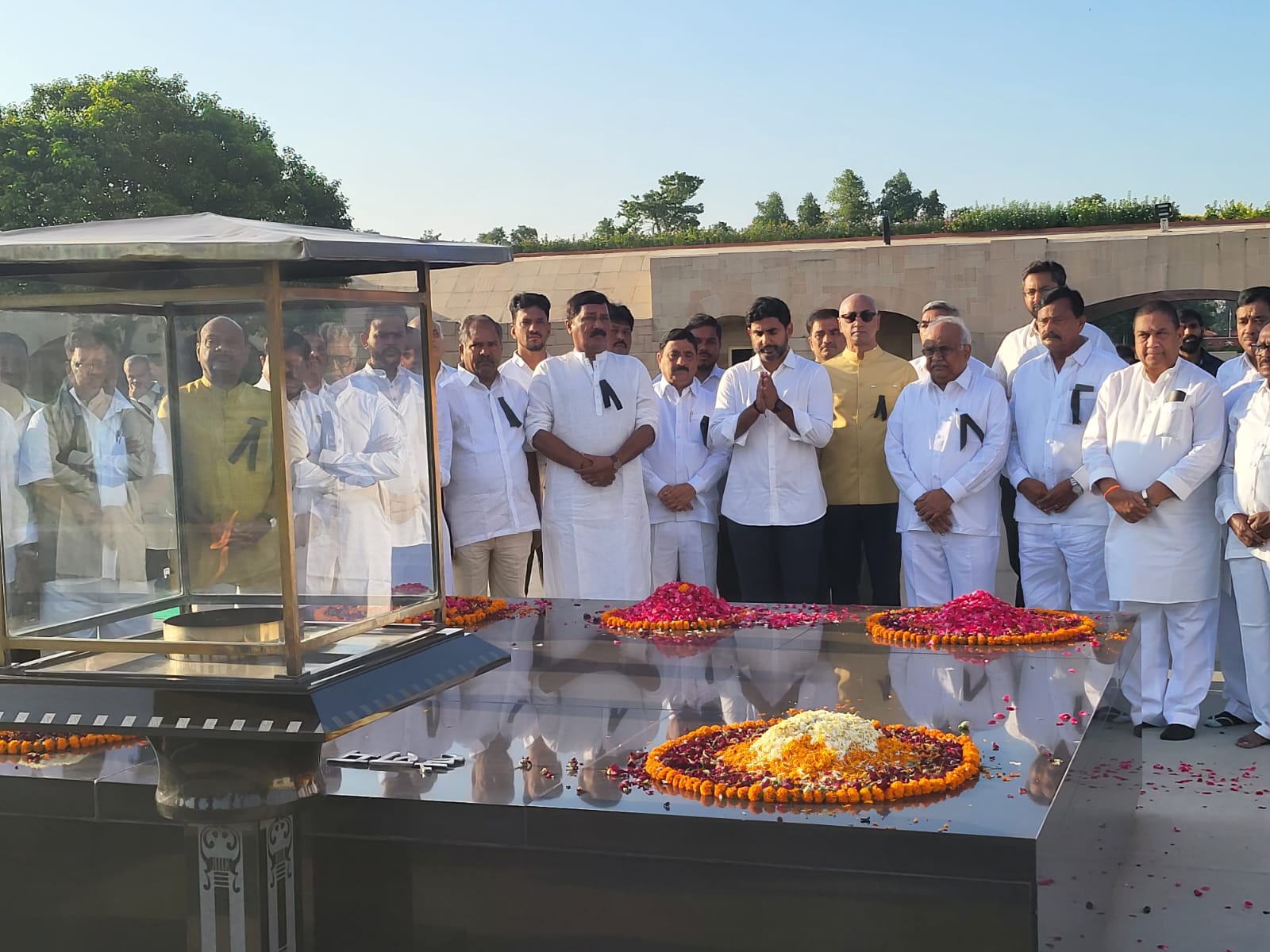 రాజ్‌ఘాట్ వద్ద ఎంపీలతో కలిసి ధర్నాలో పాల్గొన్న లోకేష్.. ఫొటోలు వైరల్..!