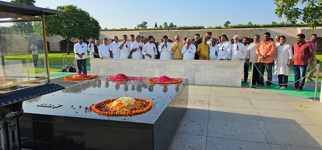 రాజ్‌ఘాట్ వద్ద ఎంపీలతో కలిసి ధర్నాలో పాల్గొన్న లోకేష్.. ఫొటోలు వైరల్..!