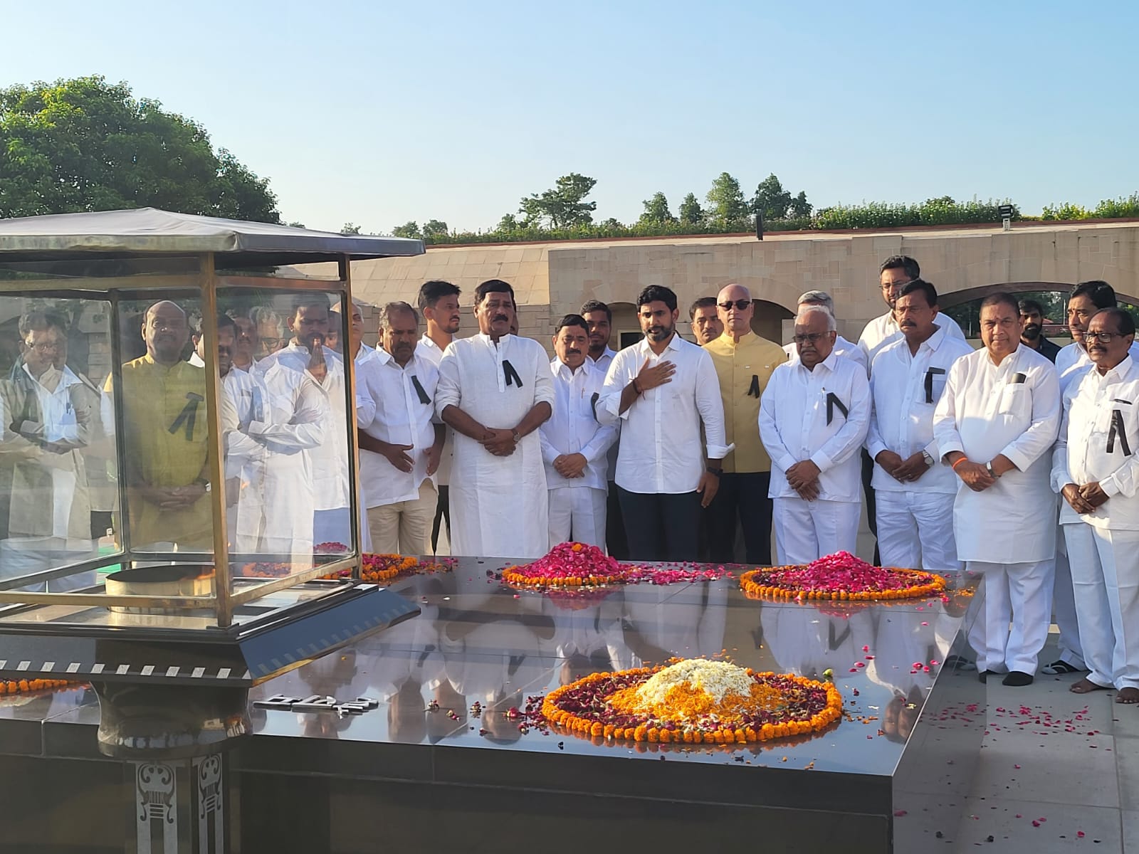 రాజ్‌ఘాట్ వద్ద ఎంపీలతో కలిసి ధర్నాలో పాల్గొన్న లోకేష్.. ఫొటోలు వైరల్..!
