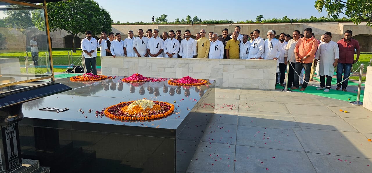 రాజ్‌ఘాట్ వద్ద ఎంపీలతో కలిసి ధర్నాలో పాల్గొన్న లోకేష్.. ఫొటోలు వైరల్..!