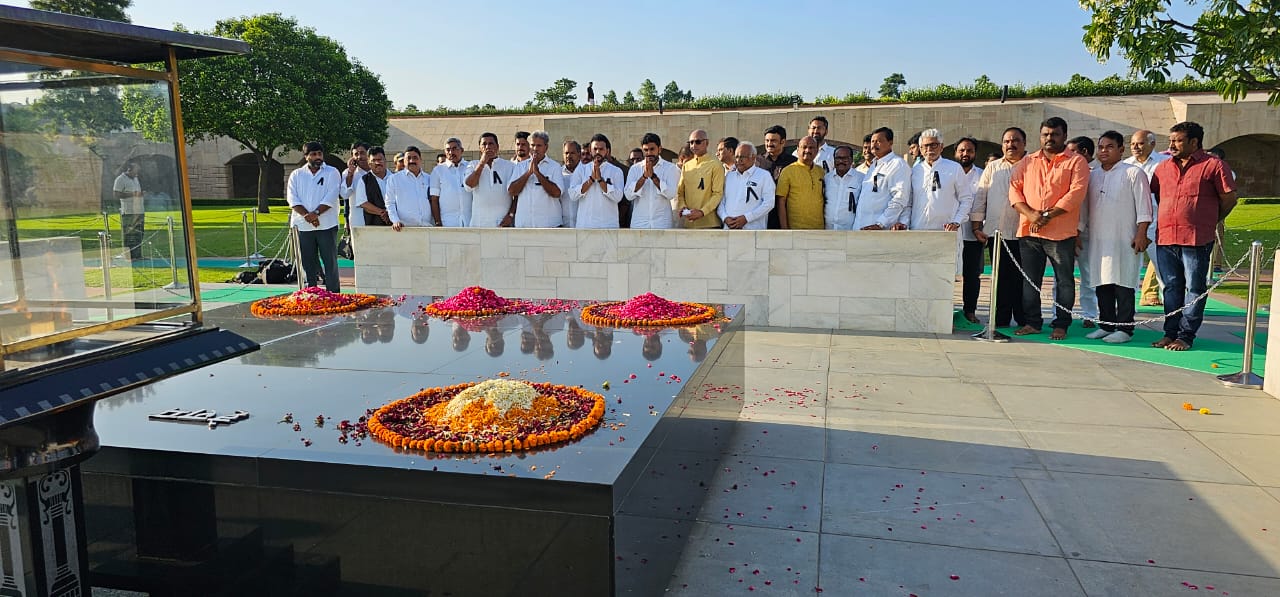 రాజ్‌ఘాట్ వద్ద ఎంపీలతో కలిసి ధర్నాలో పాల్గొన్న లోకేష్.. ఫొటోలు వైరల్..!