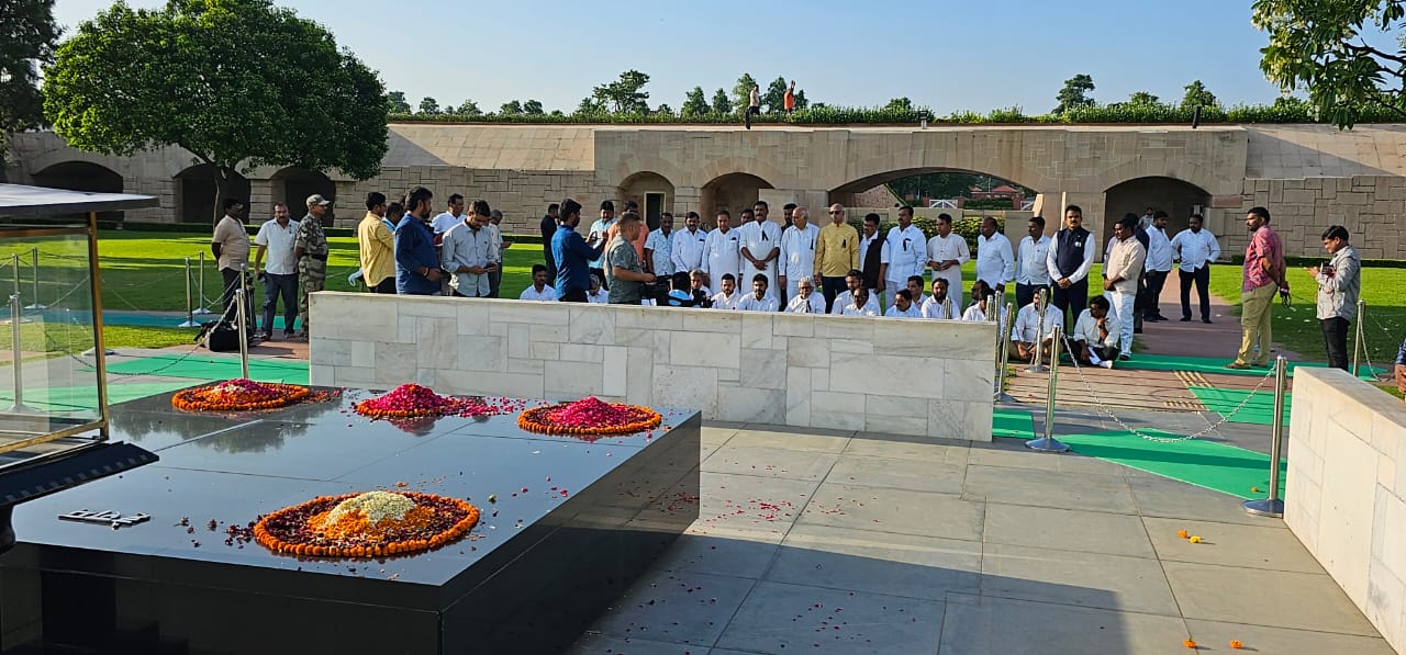 రాజ్‌ఘాట్ వద్ద ఎంపీలతో కలిసి ధర్నాలో పాల్గొన్న లోకేష్.. ఫొటోలు వైరల్..!