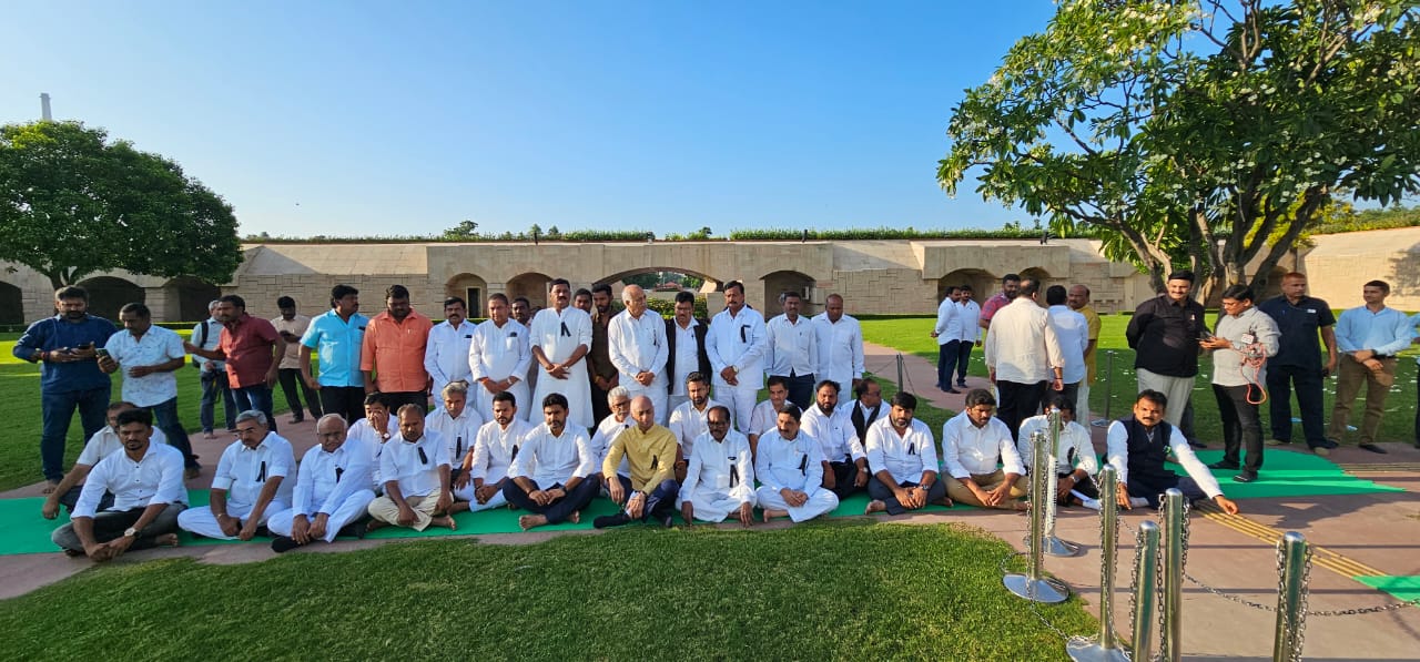 రాజ్‌ఘాట్ వద్ద ఎంపీలతో కలిసి ధర్నాలో పాల్గొన్న లోకేష్.. ఫొటోలు వైరల్..!