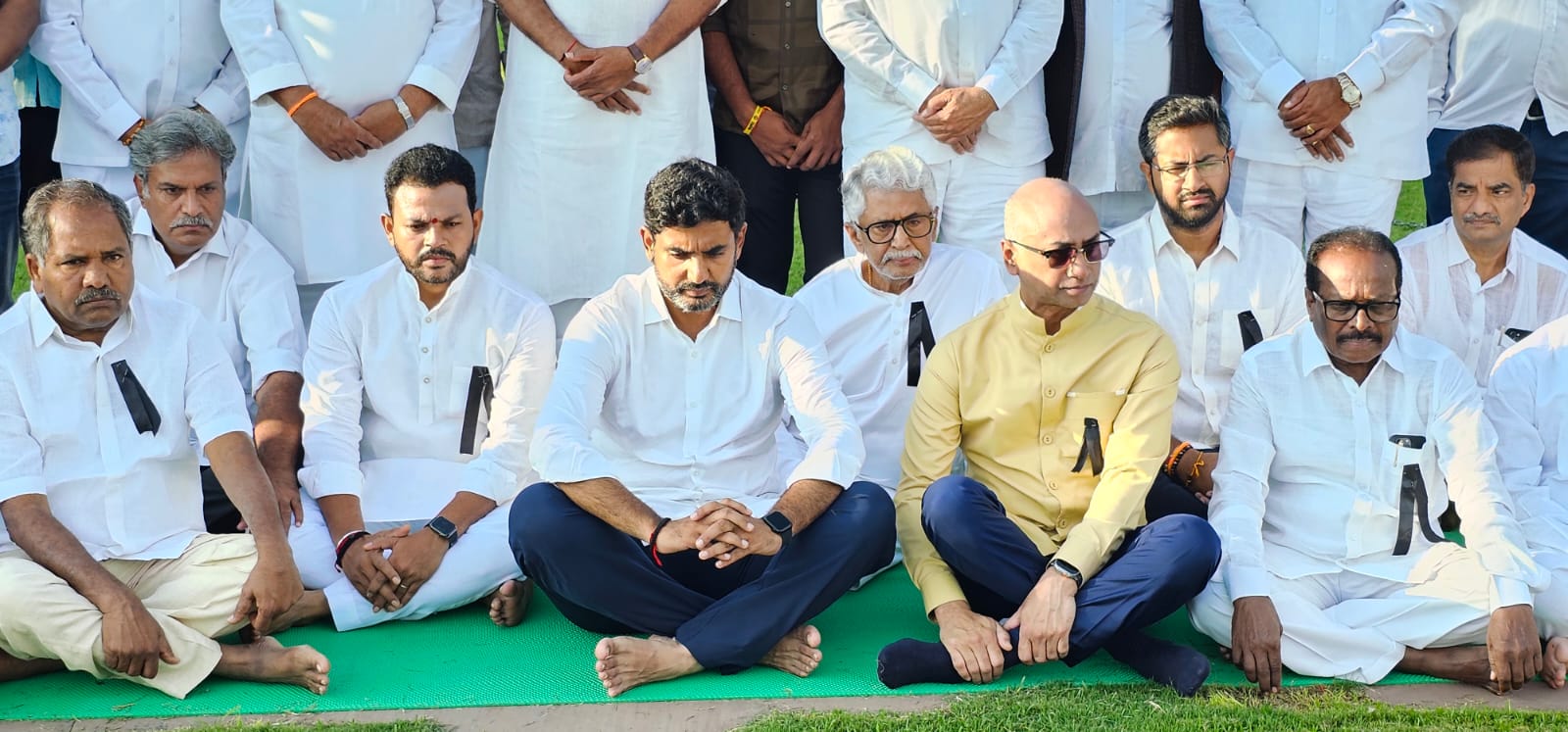 రాజ్‌ఘాట్ వద్ద ఎంపీలతో కలిసి ధర్నాలో పాల్గొన్న లోకేష్.. ఫొటోలు వైరల్..!