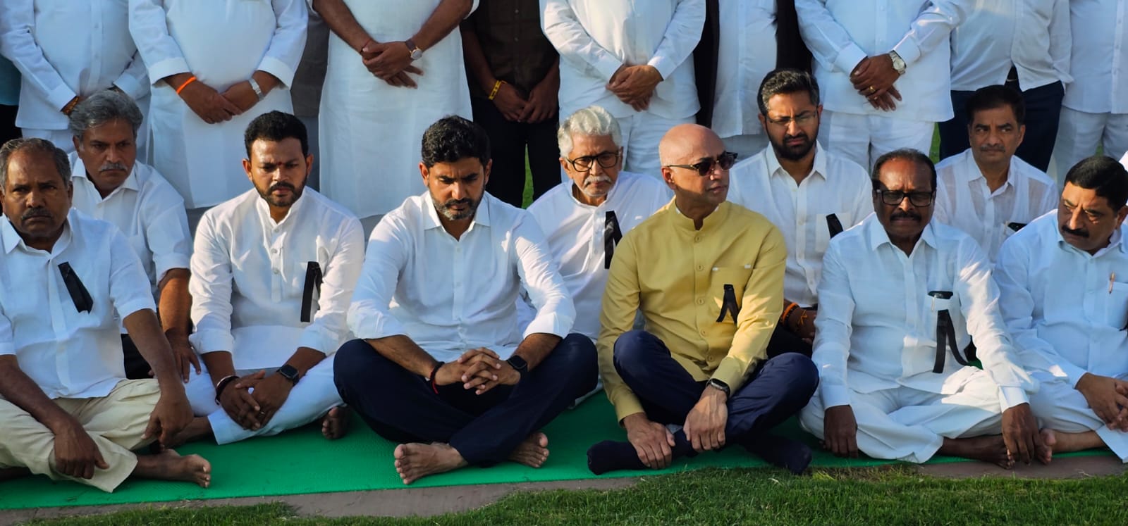 రాజ్‌ఘాట్ వద్ద ఎంపీలతో కలిసి ధర్నాలో పాల్గొన్న లోకేష్.. ఫొటోలు వైరల్..!