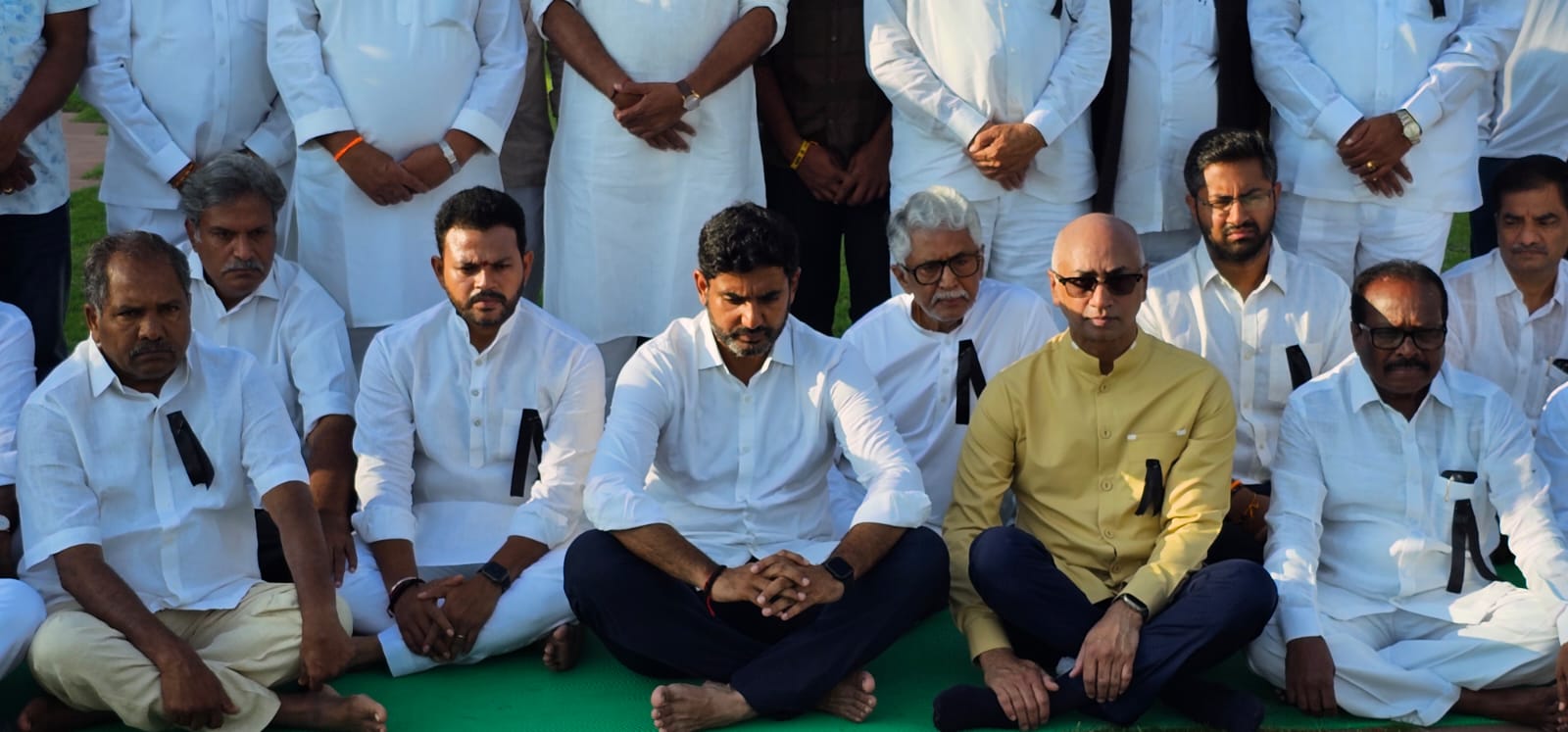 రాజ్‌ఘాట్ వద్ద ఎంపీలతో కలిసి ధర్నాలో పాల్గొన్న లోకేష్.. ఫొటోలు వైరల్..!