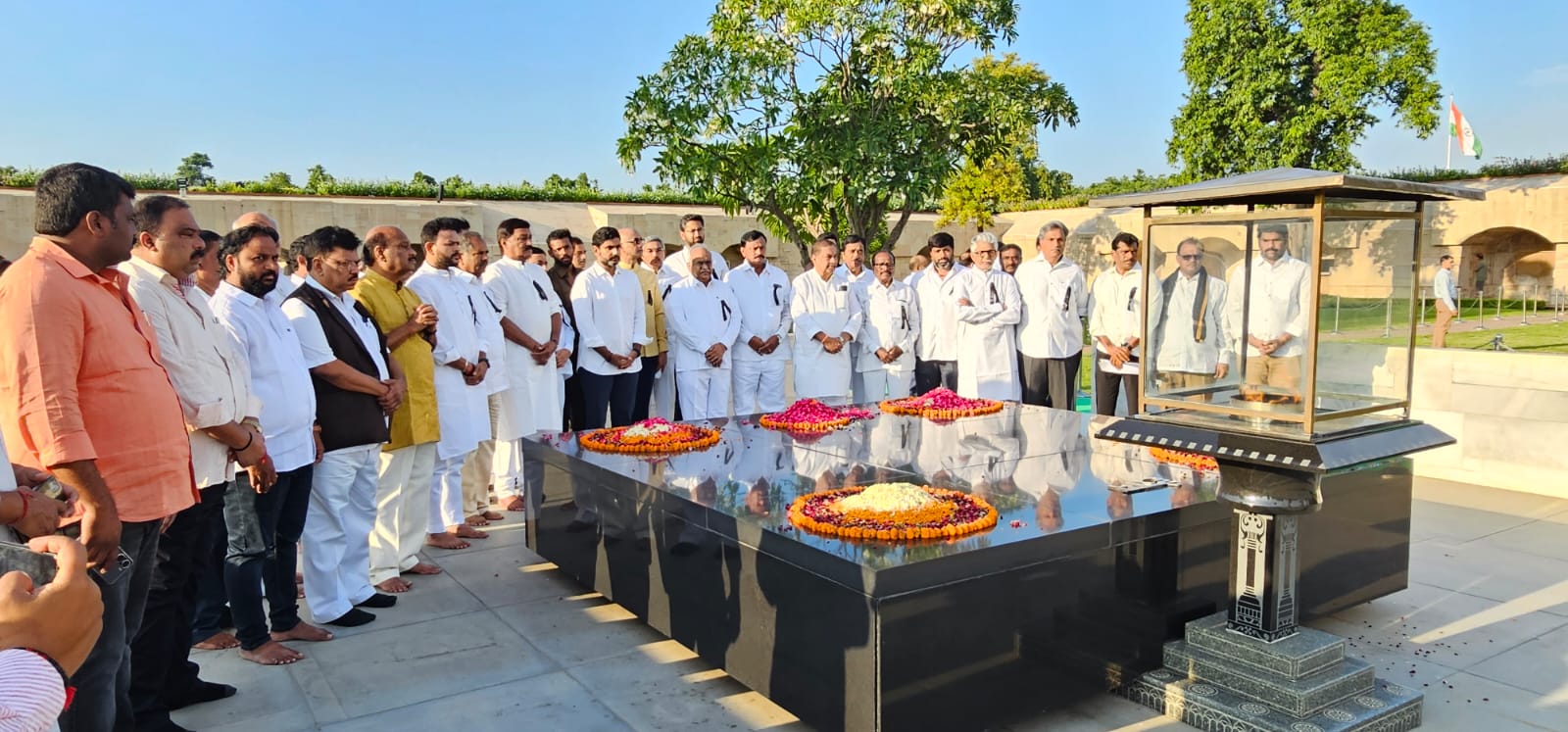 రాజ్‌ఘాట్ వద్ద ఎంపీలతో కలిసి ధర్నాలో పాల్గొన్న లోకేష్.. ఫొటోలు వైరల్..!