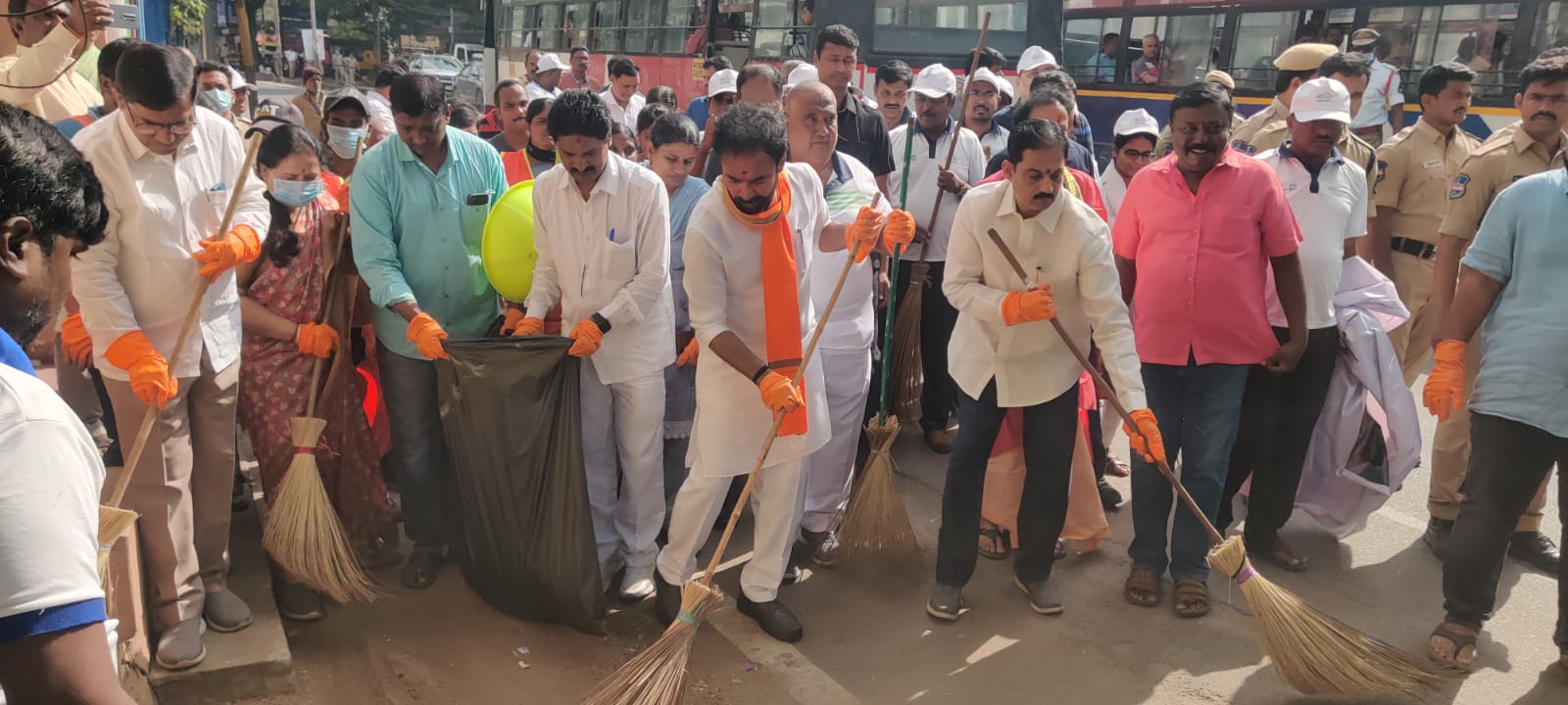 గాంధీ జయంతి సందర్బంగా హైదరాబాద్‌లో కేంద్రమంత్రి కిషన్ రెడ్డి శ్రమదానం ఫొటోలు