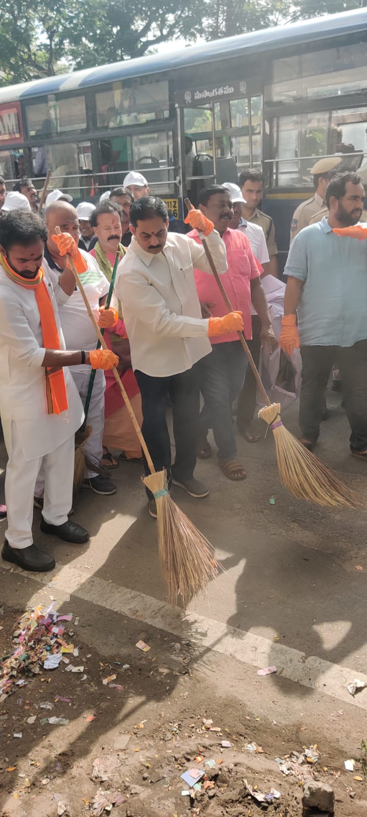 గాంధీ జయంతి సందర్బంగా హైదరాబాద్‌లో కేంద్రమంత్రి కిషన్ రెడ్డి శ్రమదానం ఫొటోలు