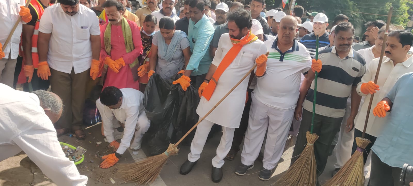 గాంధీ జయంతి సందర్బంగా హైదరాబాద్‌లో కేంద్రమంత్రి కిషన్ రెడ్డి శ్రమదానం ఫొటోలు