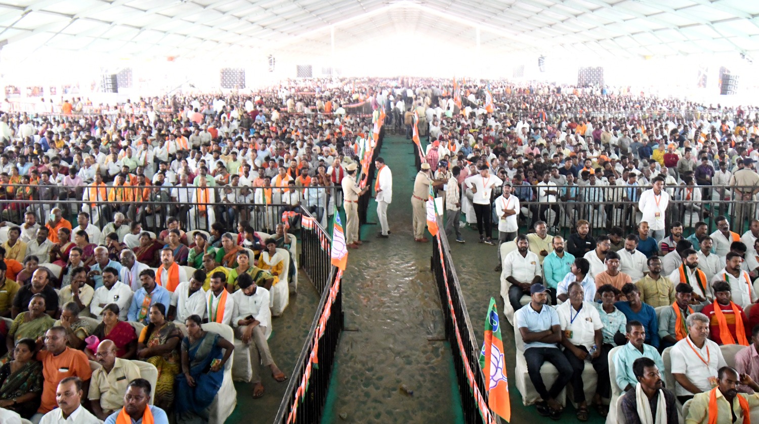 పాలమూరు ప్రజా గర్జన సభలో ప్రసంగిస్తున్న  ప్రధాని నరేంద్ర మోడీ దృశ్యాలు