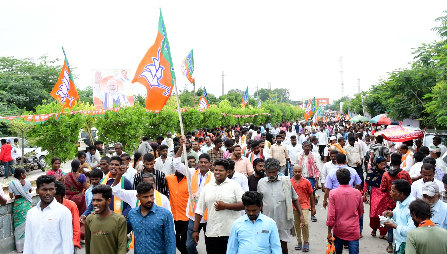 పాలమూరు ప్రజా గర్జన సభలో ప్రసంగిస్తున్న  ప్రధాని నరేంద్ర మోడీ దృశ్యాలు