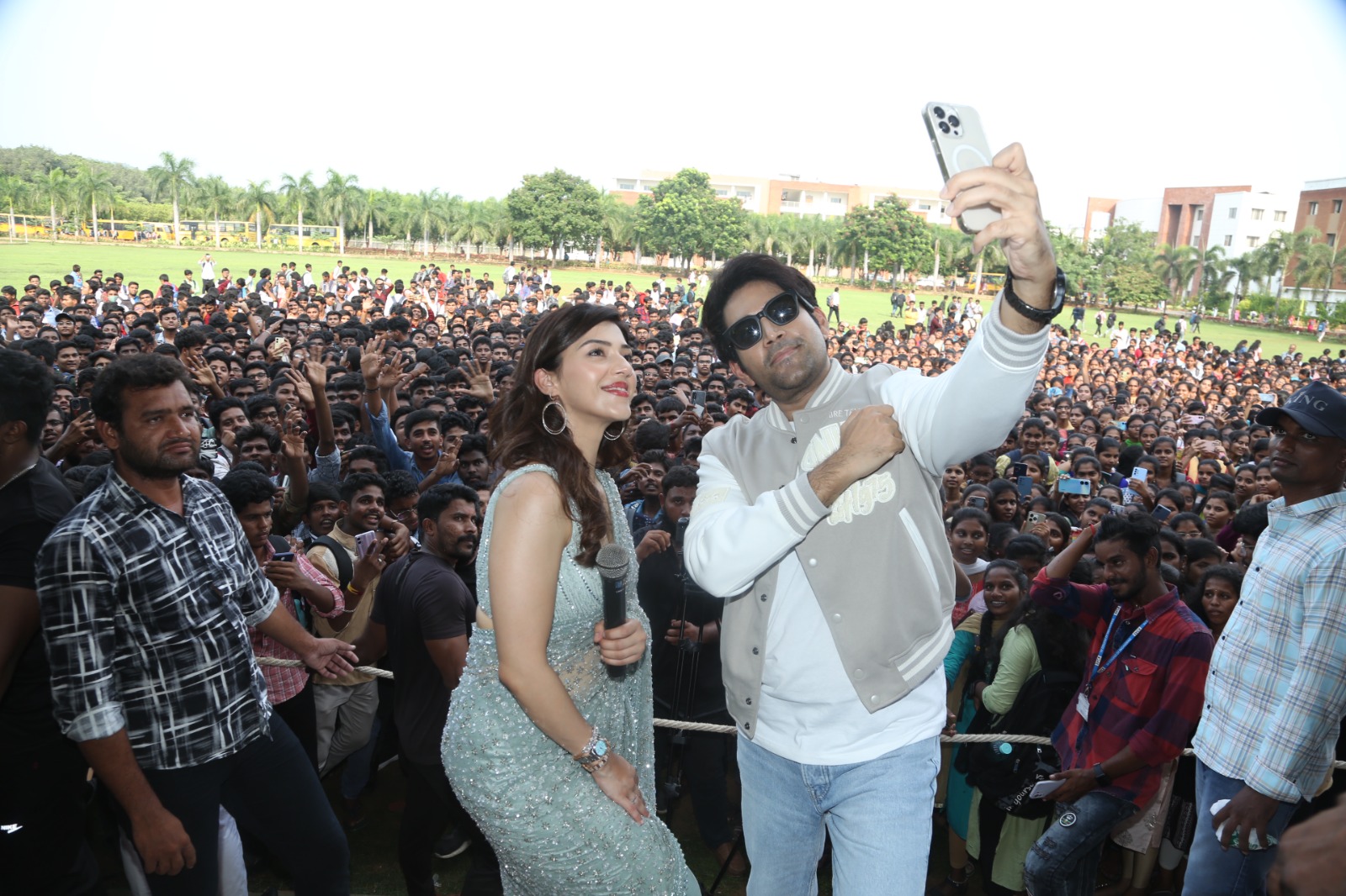 Spark: తిరుపతిలోని శ్రీ వెంకటేశ్వర కాలేజ్ ఆఫ్ ఇంజినీరింగ్‌లో సందడి చేసిన ‘స్పార్క్’ హీరోహీరోయిన్లు