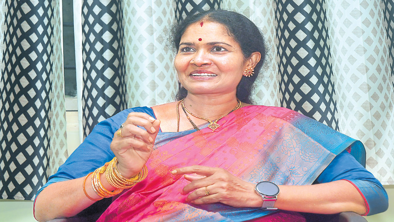 Teacher Uma Gandhi :  పిల్లల స్థాయికి వెళ్లి పాఠాలు చెప్పాలి