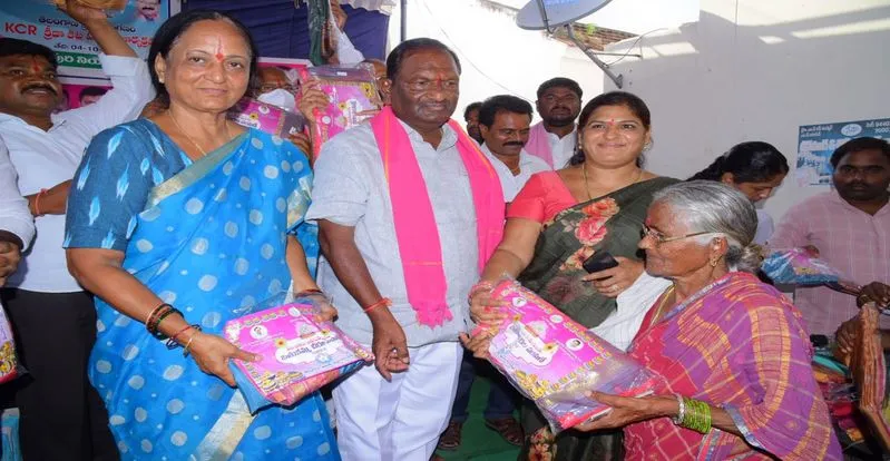 200 డిజైన్లలో బతుకమ్మ చీరలు రెడీ | Bathukamma Sarees Distribution,Telangana  2020 | 10TV - YouTube