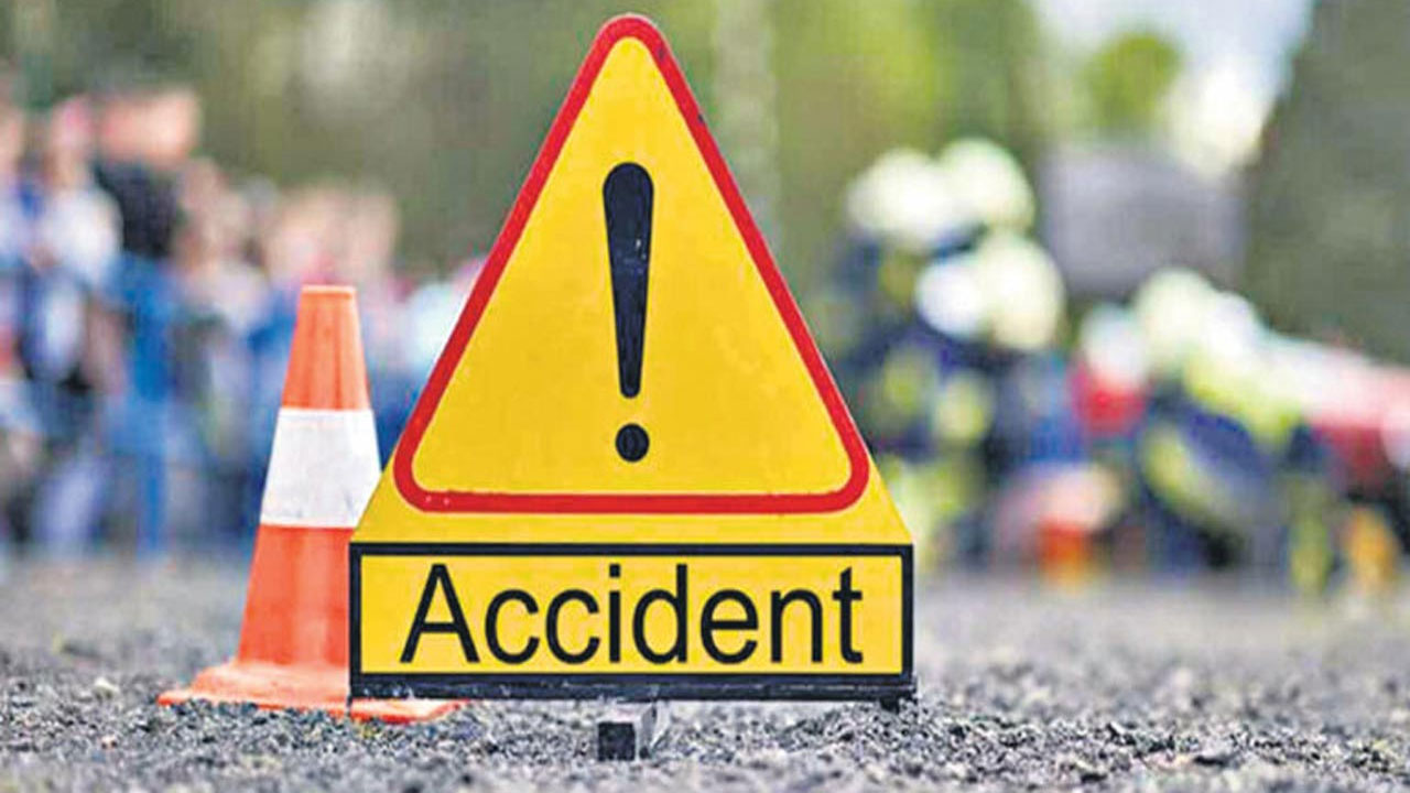 Nalgonda Sad Incident నల్గొండ జిల్లాలో తీవ్ర విషాదం.. కారుబైక్ ఢీకొని ఐదుగురు మృతి Serious