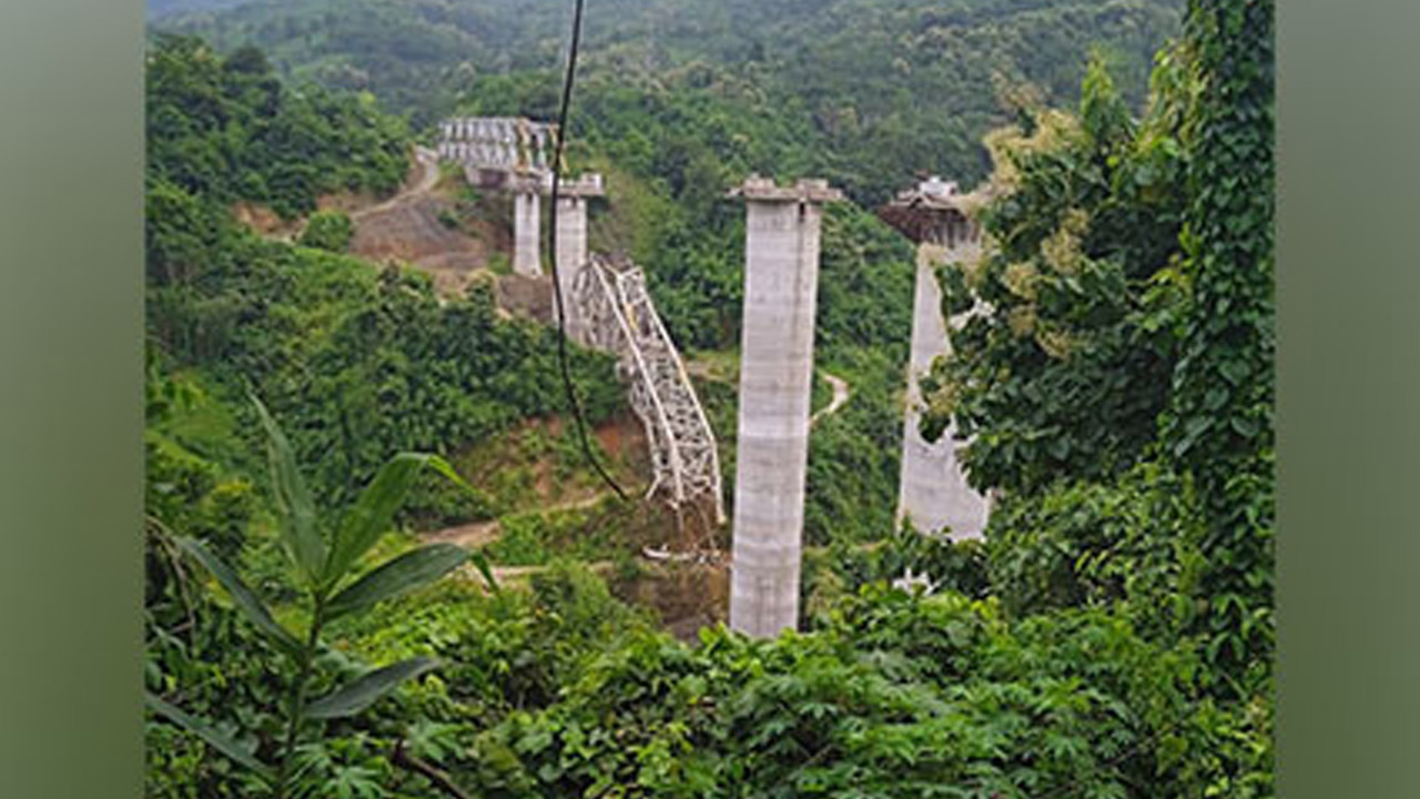 Bridge Collapses: కుప్పకూలిన రైల్వే బ్రిడ్జి...17 మంది కార్మికుల మృతి