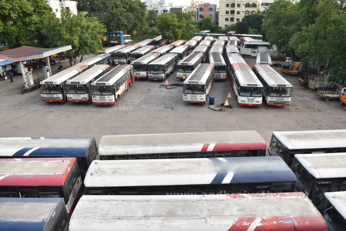 కార్మికుల సమ్మె.. ప్రయాణికుల అవస్థలు