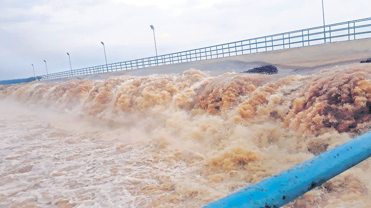 పెరుగుతున్న గోదావరి నీటిమట్టం | Rising Godavari water level