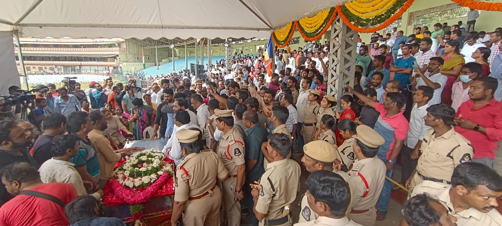 ప్రజాయుద్ధనౌక గద్దర్ భౌతికకాయాన్ని కడసారి చూసేందుకు తరలివచ్చిన ప్రముఖులు, అభిమానులు.