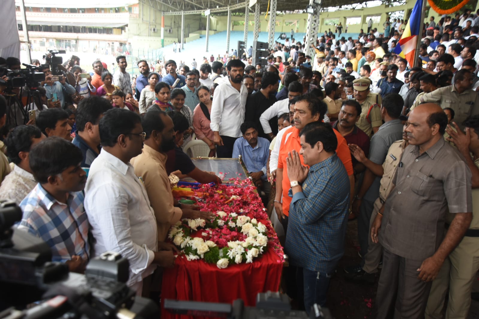 ప్రజాయుద్ధనౌక గద్దర్ భౌతికకాయాన్ని కడసారి చూసేందుకు తరలివచ్చిన ప్రముఖులు, అభిమానులు.