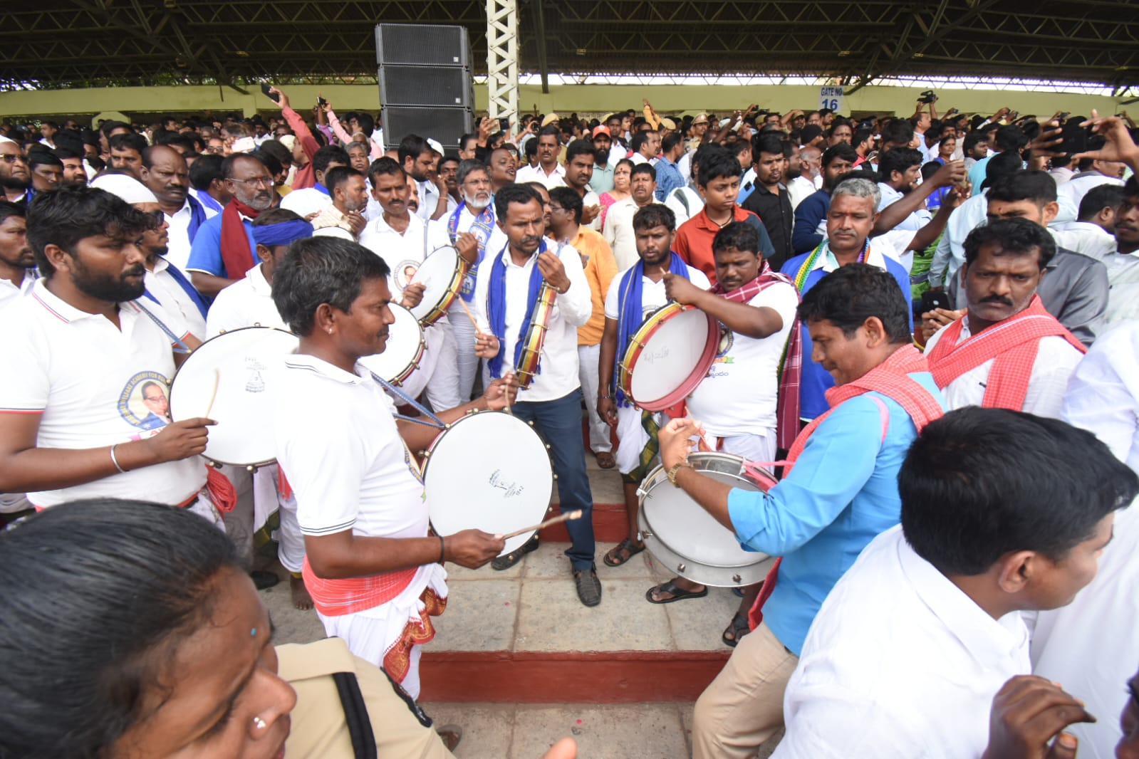 ప్రజాయుద్ధనౌక గద్దర్ భౌతికకాయాన్ని కడసారి చూసేందుకు తరలివచ్చిన ప్రముఖులు, అభిమానులు.