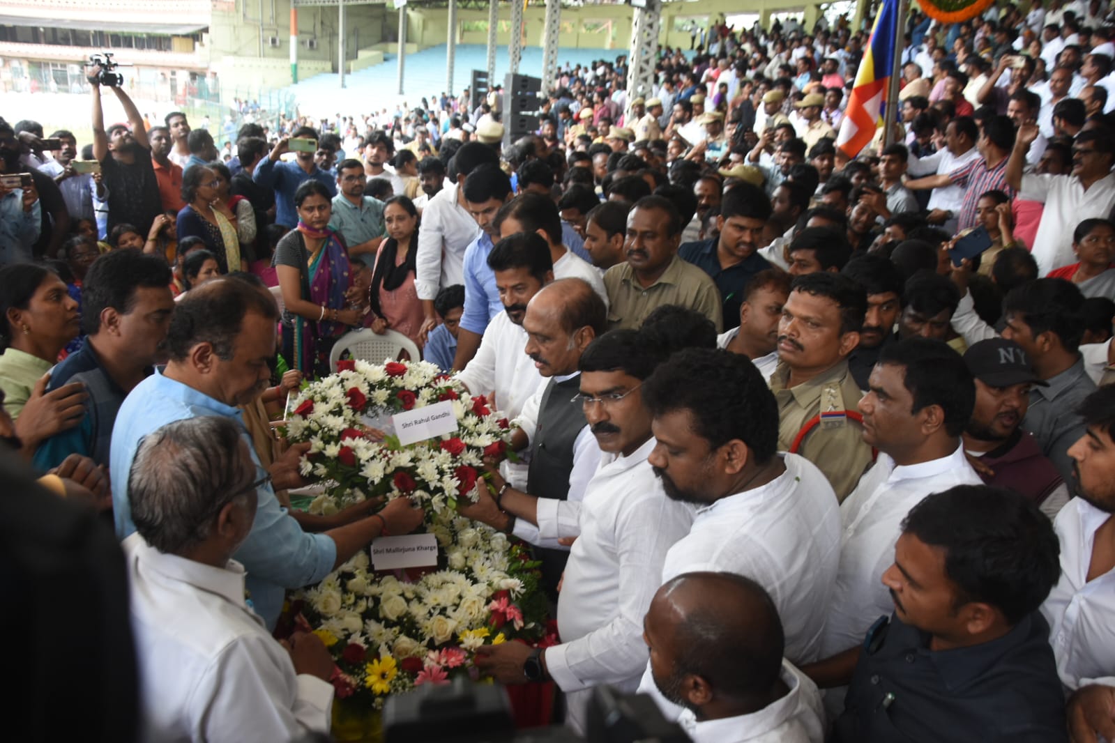 ప్రజాయుద్ధనౌక గద్దర్ భౌతికకాయాన్ని కడసారి చూసేందుకు తరలివచ్చిన ప్రముఖులు, అభిమానులు.
