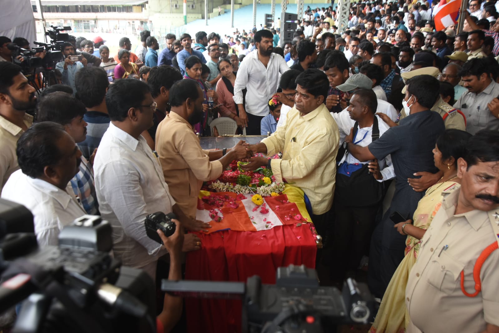 ప్రజాయుద్ధనౌక గద్దర్ భౌతికకాయాన్ని కడసారి చూసేందుకు తరలివచ్చిన ప్రముఖులు, అభిమానులు.
