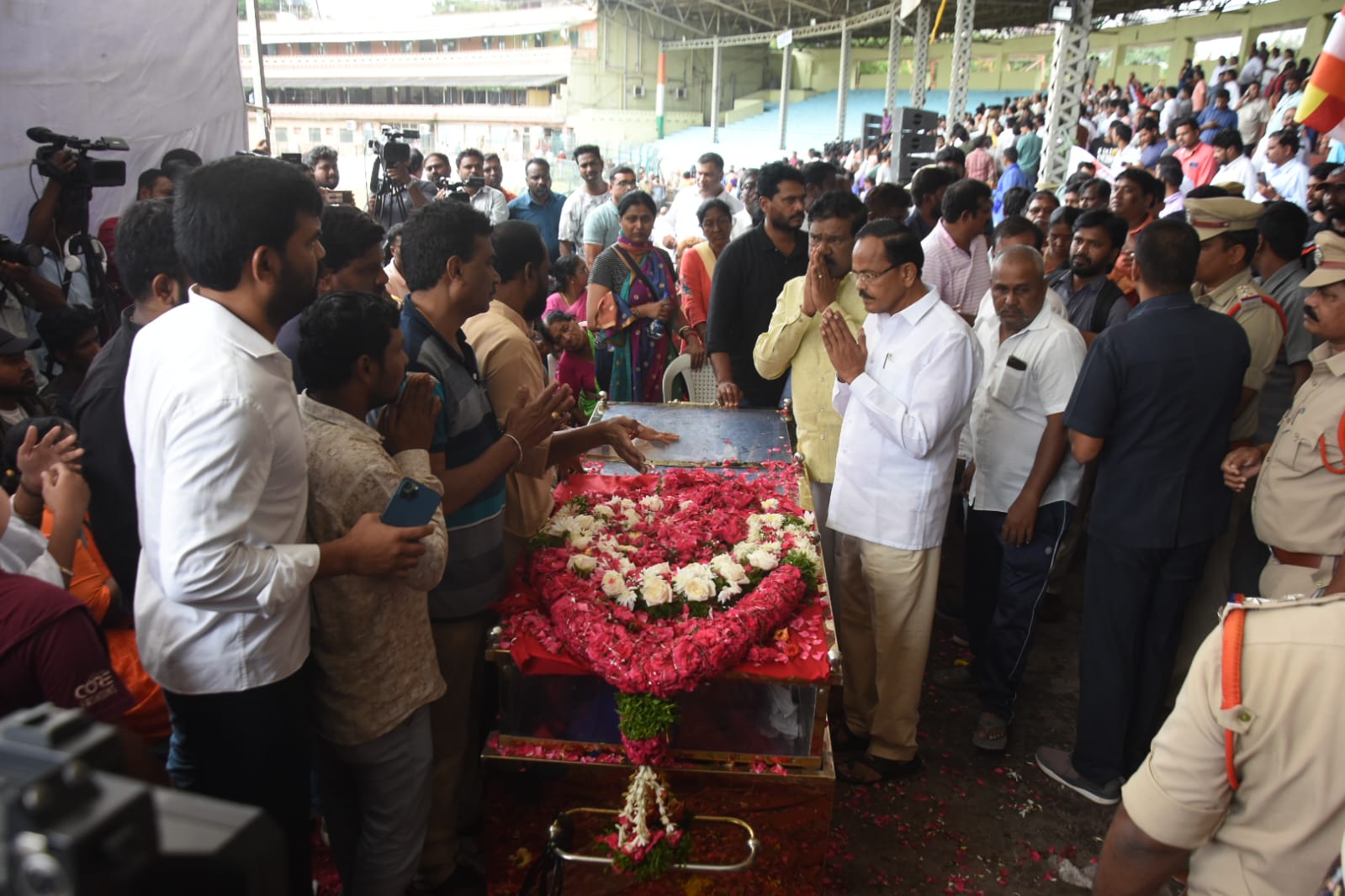 ప్రజాయుద్ధనౌక గద్దర్ భౌతికకాయాన్ని కడసారి చూసేందుకు తరలివచ్చిన ప్రముఖులు, అభిమానులు.