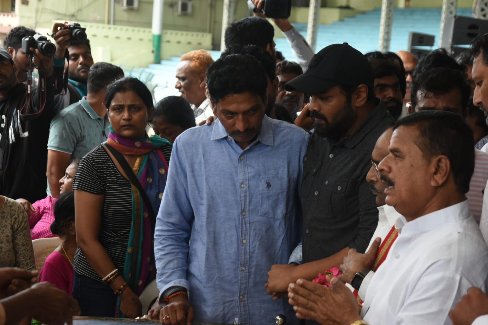 ప్రజాయుద్ధనౌక గద్దర్ భౌతికకాయాన్ని కడసారి చూసేందుకు తరలివచ్చిన ప్రముఖులు, అభిమానులు.