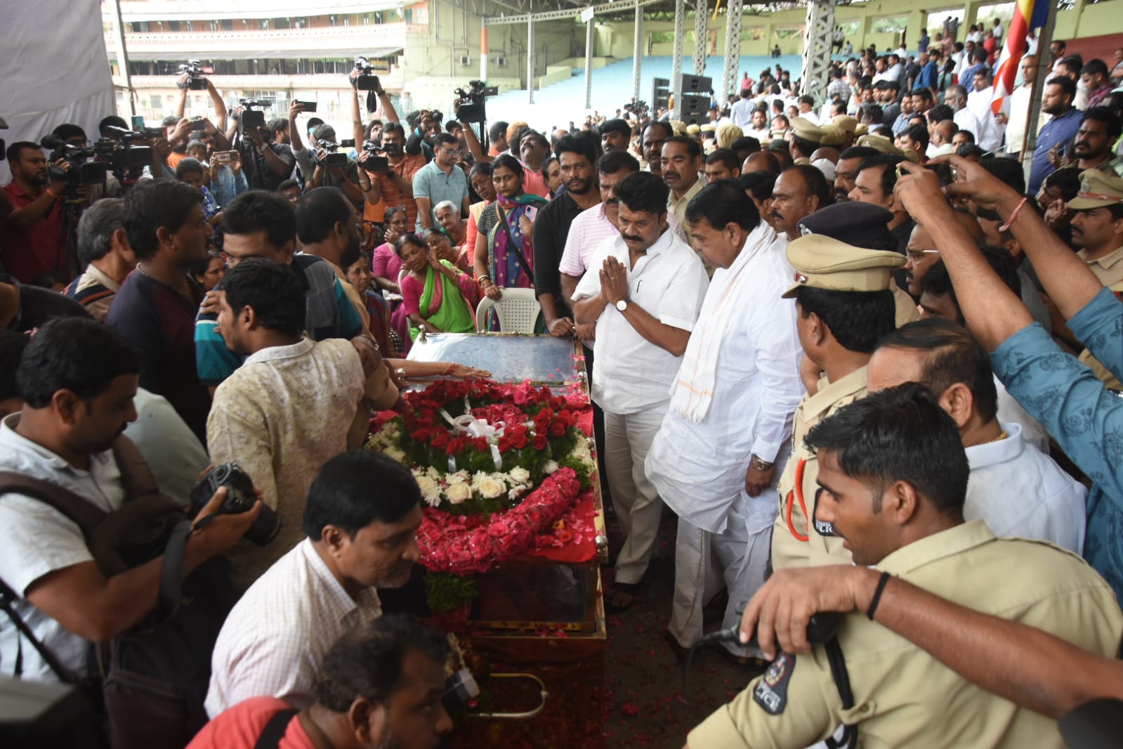 ప్రజాయుద్ధనౌక గద్దర్ భౌతికకాయాన్ని కడసారి చూసేందుకు తరలివచ్చిన ప్రముఖులు, అభిమానులు.