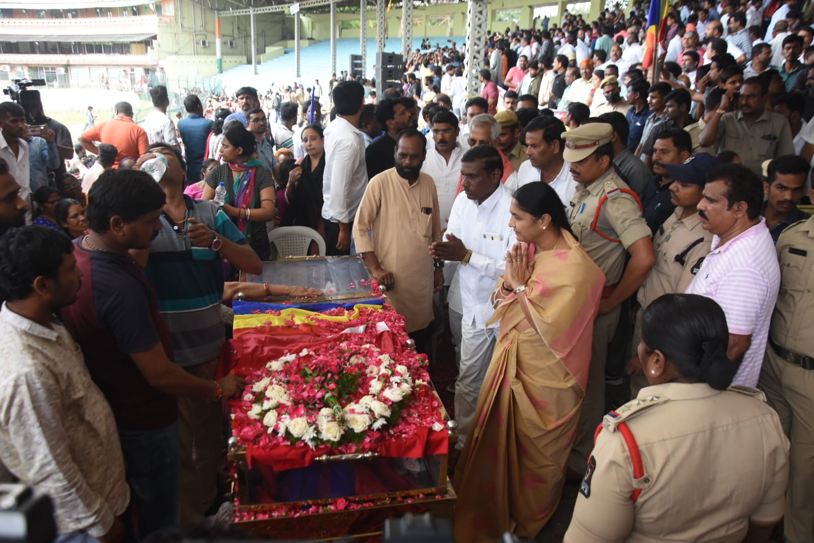 ప్రజాయుద్ధనౌక గద్దర్ భౌతికకాయాన్ని కడసారి చూసేందుకు తరలివచ్చిన ప్రముఖులు, అభిమానులు.