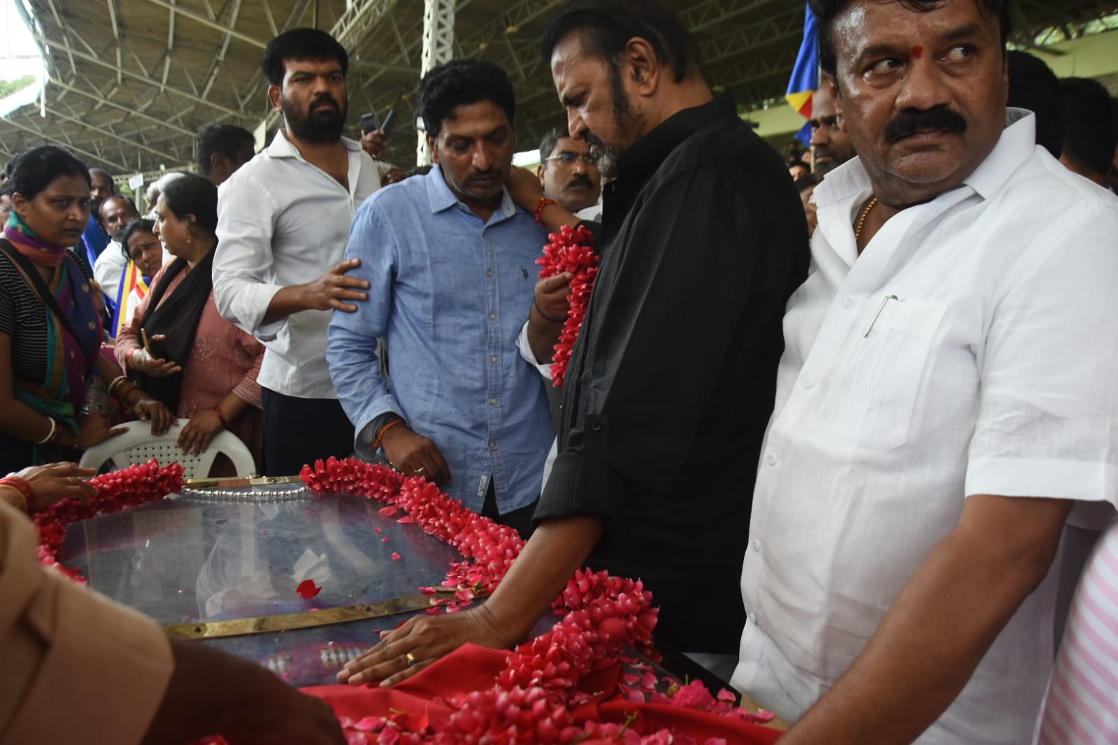 ప్రజాయుద్ధనౌక గద్దర్ భౌతికకాయాన్ని కడసారి చూసేందుకు తరలివచ్చిన ప్రముఖులు, అభిమానులు.