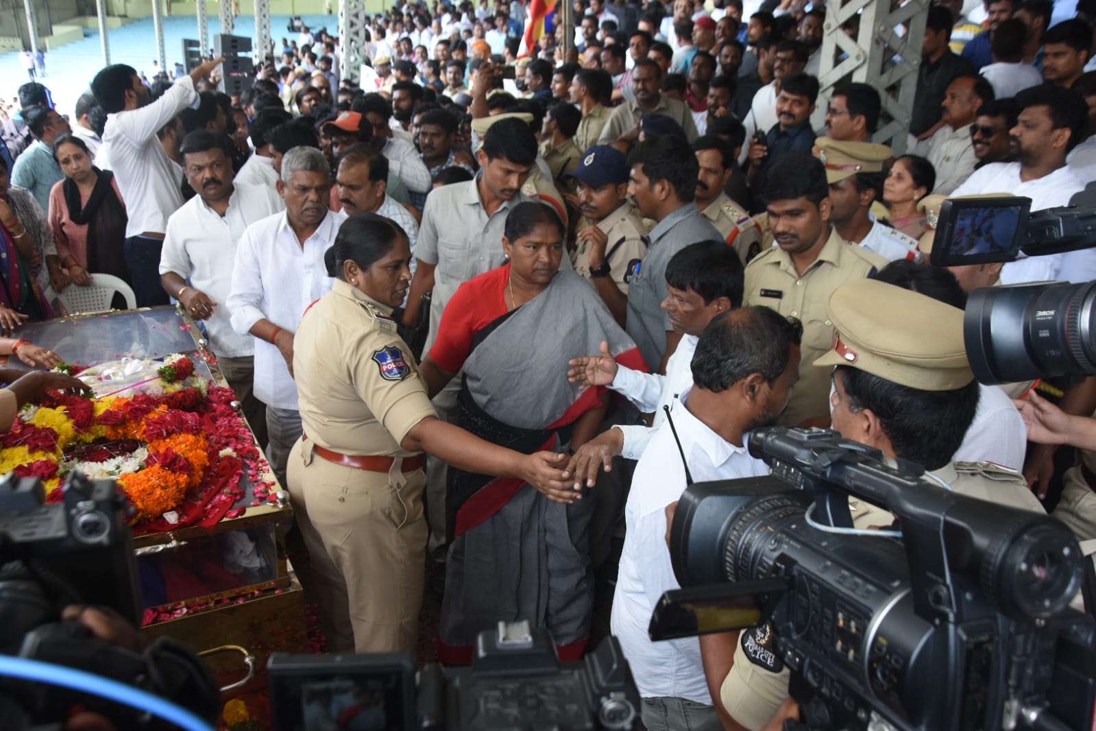 ప్రజాయుద్ధనౌక గద్దర్ భౌతికకాయాన్ని కడసారి చూసేందుకు తరలివచ్చిన ప్రముఖులు, అభిమానులు.