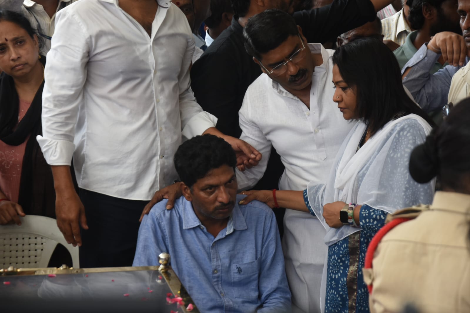 ప్రజాయుద్ధనౌక గద్దర్ భౌతికకాయాన్ని కడసారి చూసేందుకు తరలివచ్చిన ప్రముఖులు, అభిమానులు.