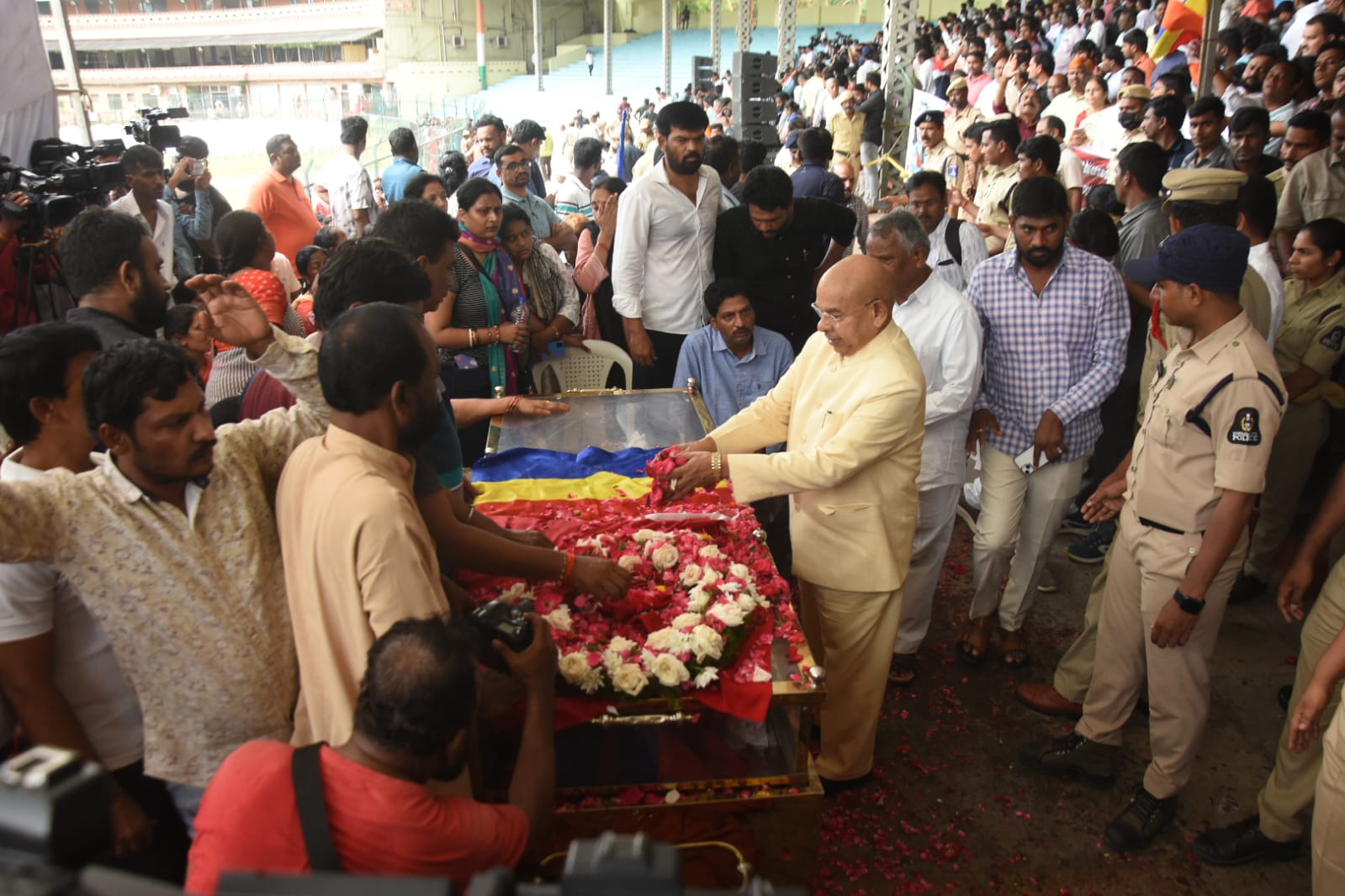ప్రజాయుద్ధనౌక గద్దర్ భౌతికకాయాన్ని కడసారి చూసేందుకు తరలివచ్చిన ప్రముఖులు, అభిమానులు.
