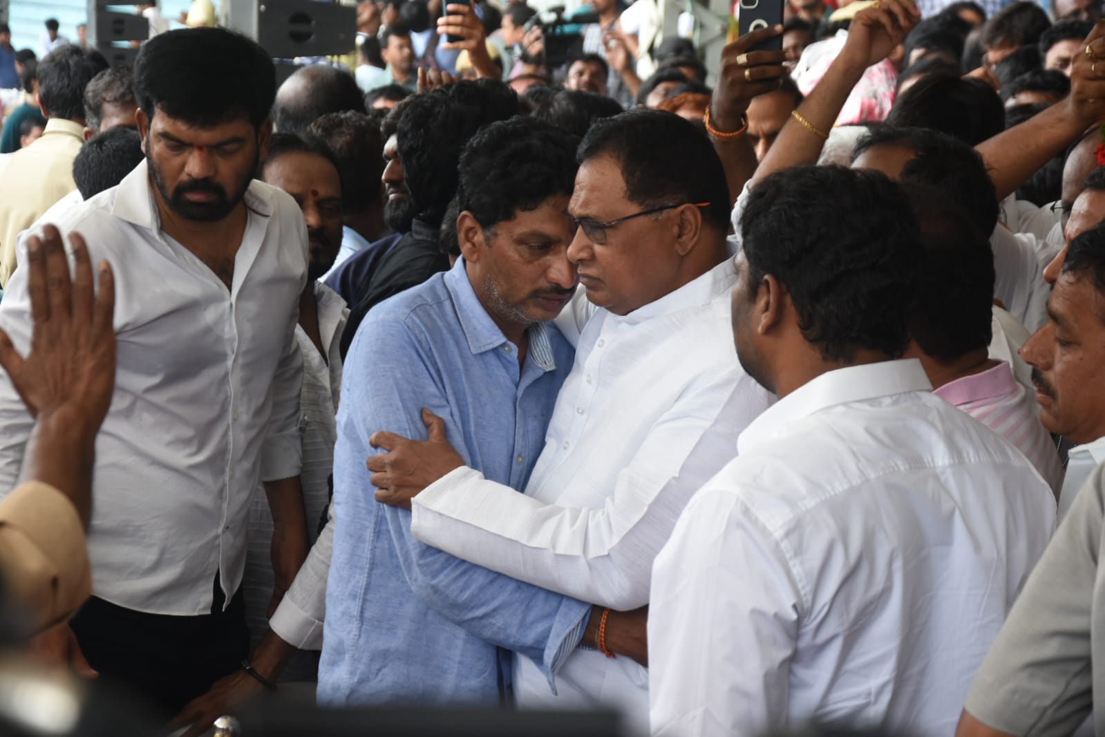 ప్రజాయుద్ధనౌక గద్దర్ భౌతికకాయాన్ని కడసారి చూసేందుకు తరలివచ్చిన ప్రముఖులు, అభిమానులు.