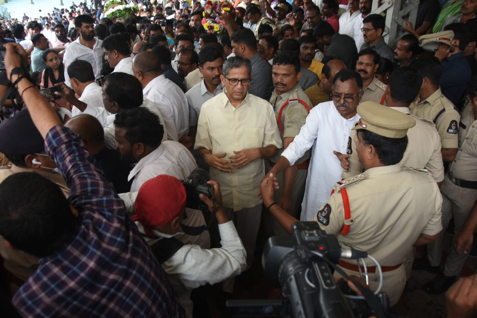 ప్రజాయుద్ధనౌక గద్దర్ భౌతికకాయాన్ని కడసారి చూసేందుకు తరలివచ్చిన ప్రముఖులు, అభిమానులు.