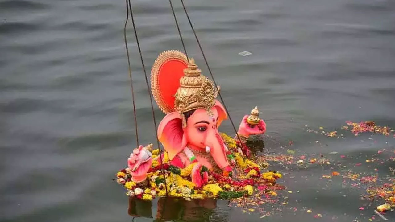 Ganesh Immersion: రెండోరోజు కొనసాగుతున్న వినాయక నిమజ్జనాలు