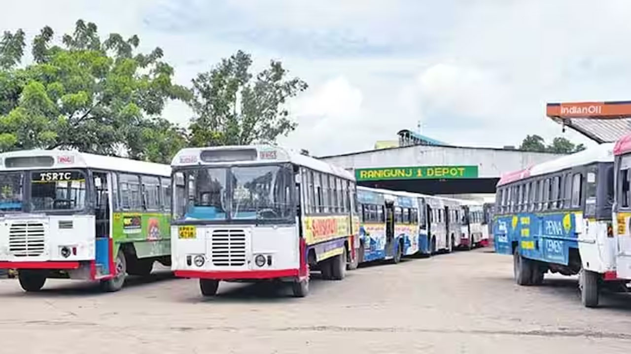 RTC buses: తెలంగాణ వ్యాప్తంగా డిపోలకే పరిమితమైన ఆర్టీసీ బస్సులు