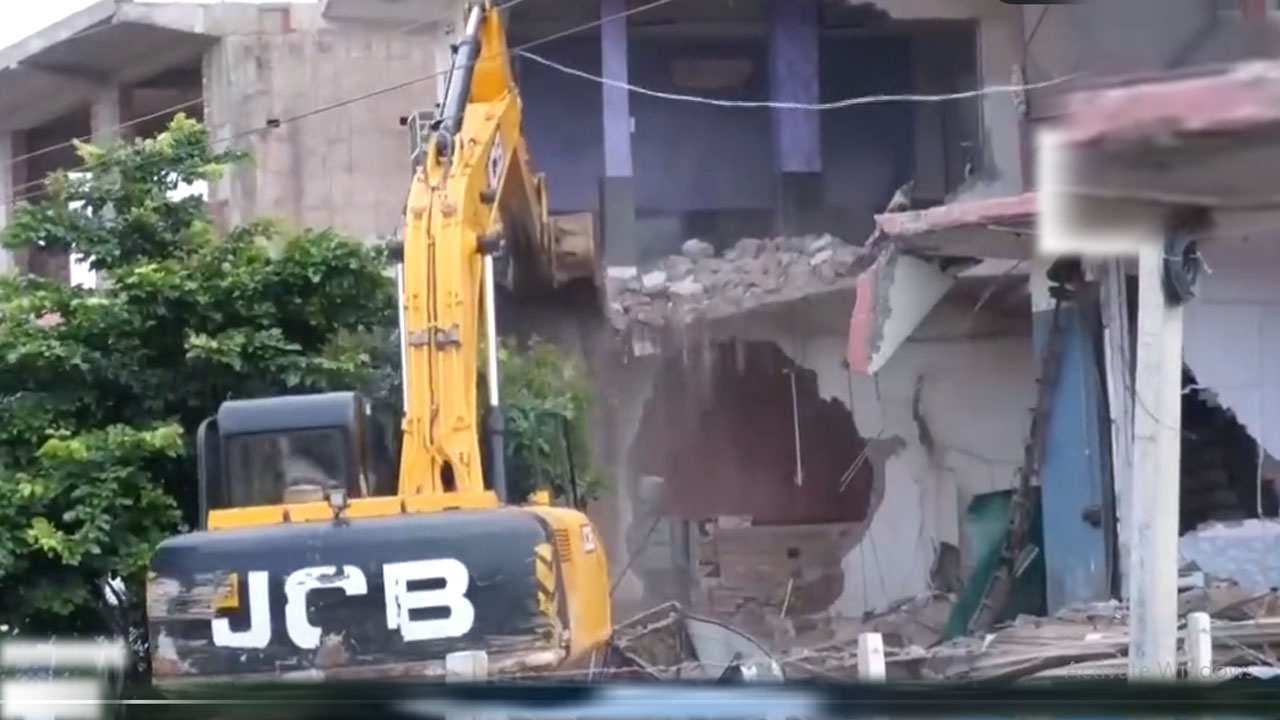 Bulldozer Action : మత ఘర్షణలు జరిగిన నుహ్‌లో హోటల్ కూల్చివేత