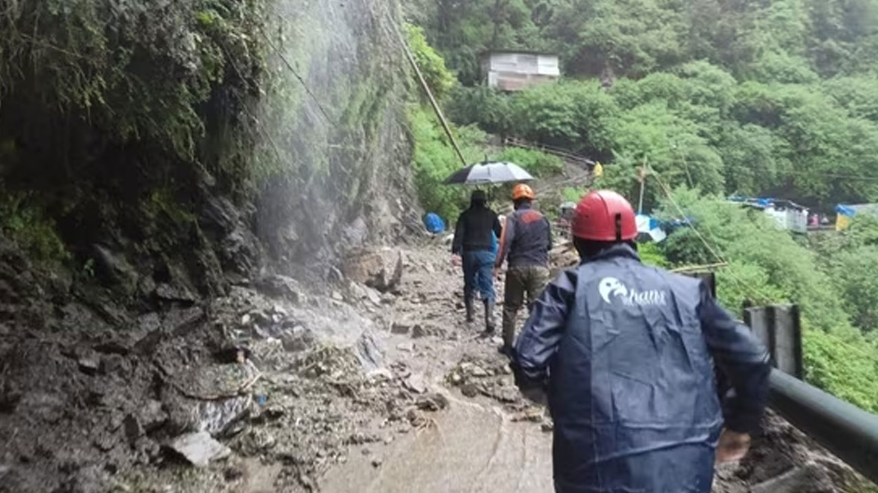 Kedarnath yatra : కేదార్‌నాథ్ యాత్ర మార్గంలో విరిగిపడిన కొండచరియ.. శిథిలాల్లో 10 మంది చిక్కుకున్నట్లు ఆందోళన..