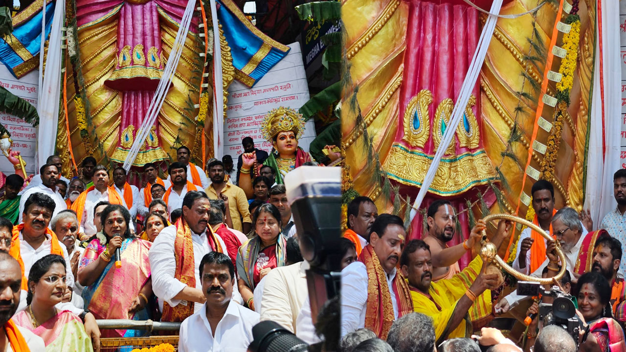 Khairatabad Ganesh: ఖైరతాబాద్‌ గణేష్‌కు తొలి పూజలు చేసిన గవర్నర్లు